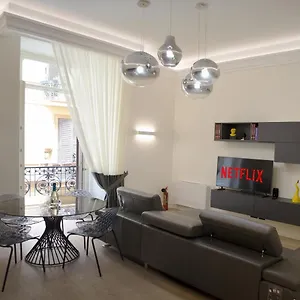 Fafgrandsuitenapoli , Naples Italy
